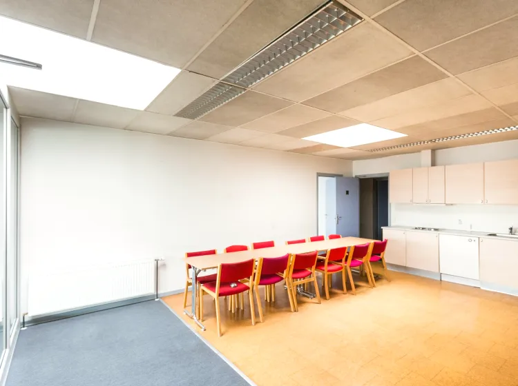 Büroküche und Besprechungsraum