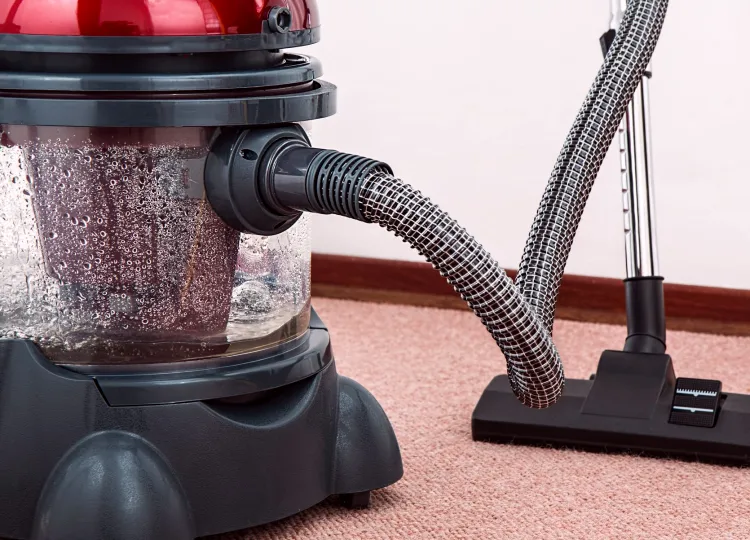 Schreibtisch im kleinen Büro